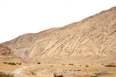 Beyaz zemin üzerinde kayalık katmanlı dağlar, Rocky Dağı khuzestan bölgesi, İran
