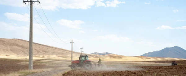 Trator Velho Que Trabalha Campo Plowed Campo Trigo Iran — Fotografia de Stock
