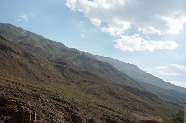 Yapraklı Dağlar ve bulutlu gökyüzü, Rocky Dağı Khuzestan bölgesi, İran