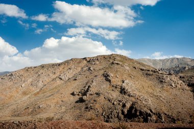 Sonbahar yeşillikleri ve bulutlu gökyüzü ile Rocky Dağı Khuzestan ili, İran