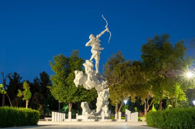 Maşad, İran 27 Temmuz 2021. Ferdowsi Tus Mezarı 'nın dışındaki okçu heykeli.