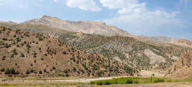 İran 'ın mazandaran bölgesinde ağaçlar ve bulutlu bir gökyüzü ile dağdan panorama manzarası