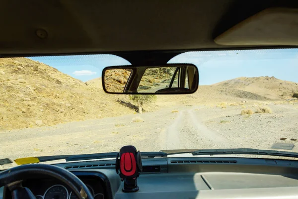 Arabanın içinden dışarıdan bakıldığında, aracın tatlıda toprak yolda gidip gitmediğini görebilirsiniz.