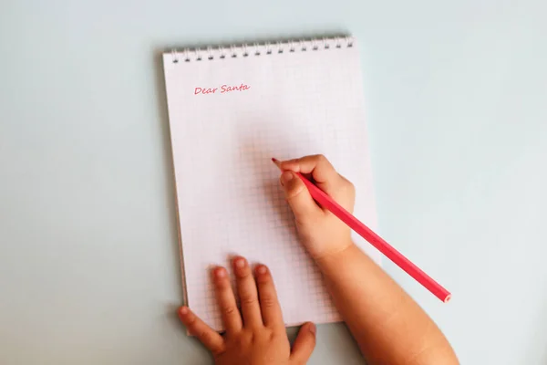 Çocuk Noel Baba 'ya bir mektup yazıyor..