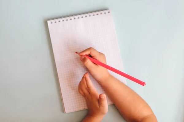 Çocuk Noel Baba 'ya bir mektup yazıyor..