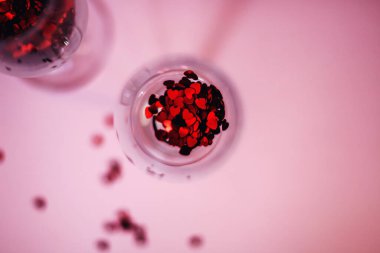 İki aşık için şampanya bardakları ve konfeti..