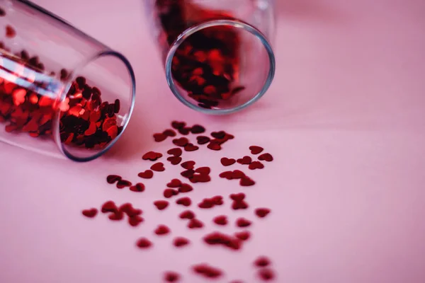 İki aşık için şampanya bardakları ve konfeti..