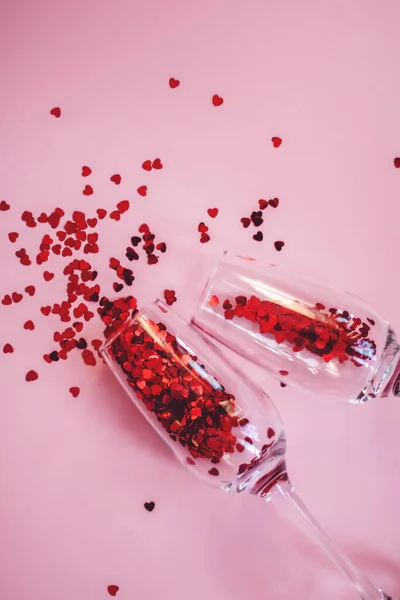 İki aşık için şampanya bardakları ve konfeti..