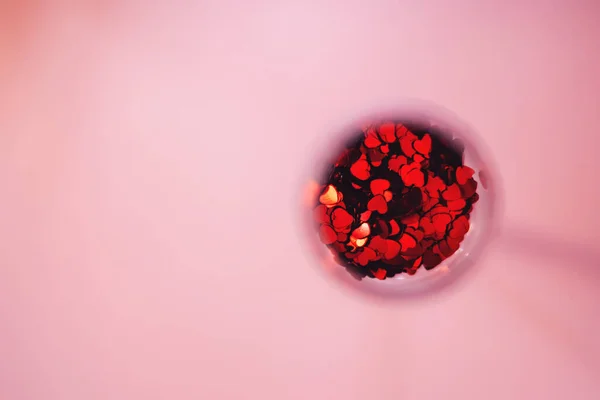 İki aşık için şampanya bardakları ve konfeti..