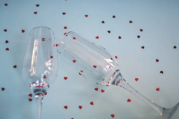 İki aşık için şampanya bardakları ve konfeti..