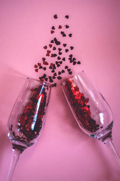 İki aşık için şampanya bardakları ve konfeti..