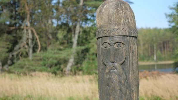 An old wooden statue of Slavic culture stands. God of thunder in mythology. — Stock Video