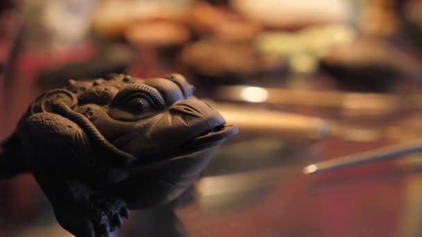 Tradiční čínský čajový obřad rituální ropucha postava se zoom — Stock video