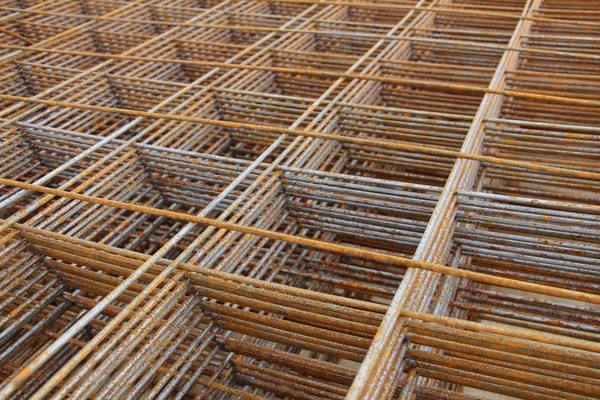 Pilha das barras de reforço enferrujadas de metal — Fotografia de Stock