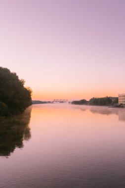 Sisli bir nehrin üzerinde şafak