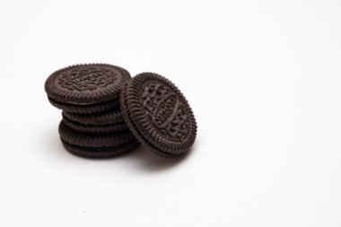 beyaz zemin üzerine çikolatalı kurabiye