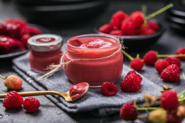 Ev yapımı ahududu reçeli veya konfeksiyon