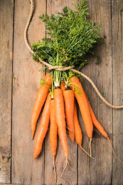 Köy arka planında taze havuçlar. Sağlıklı vejetaryen sebze yemeği.