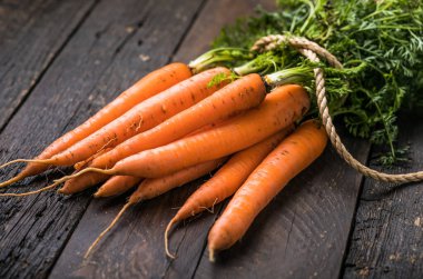 Köy arka planında taze havuçlar. Sağlıklı vejetaryen sebze yemeği.