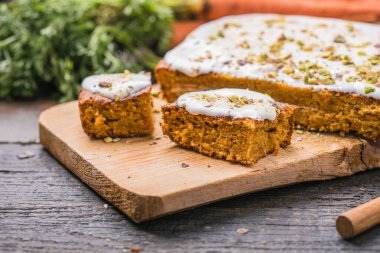 Tahta zemin üzerinde taze havuçlu bir havuçlu kek.