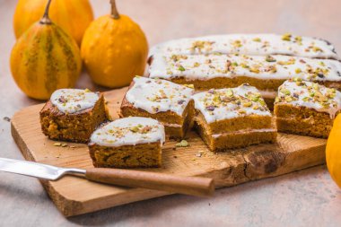 Beton zeminde bir balkabağı turtası