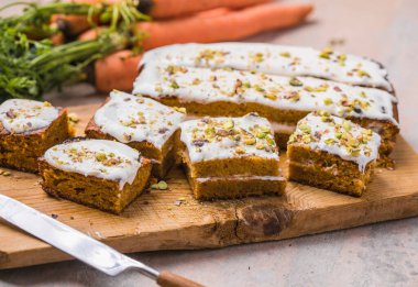 Beton zemin üzerinde taze havuçlu bir havuçlu kek.