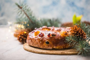 Rosca de Reyes, İspanya 'nın üç kralının pastası tezahürat gününde gri bir kırsal masada yenir.