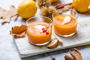 Sıcak balkabağı kokteyli ya da elmalı bir bardakta sangria. Cadılar Bayramı ve Şükran Günü içeceği. Geleneksel sonbahar, kış içkileri ve kokteyller