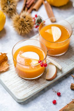 Sıcak balkabağı kokteyli ya da elmalı bir bardakta sangria. Cadılar Bayramı ve Şükran Günü içeceği. Geleneksel sonbahar, kış içkileri ve kokteyller