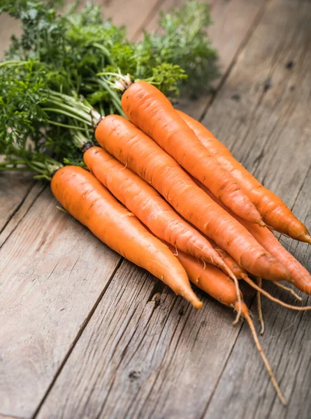 Manojo Zanahorias Frescas Sobre Fondo Rústico Alimento Vegetal Vegano Saludable — Foto de Stock