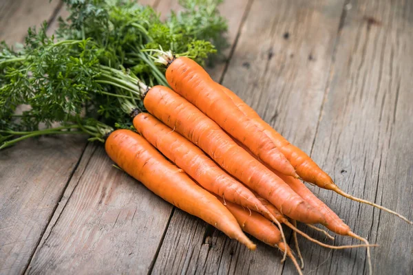 Manojo Zanahorias Frescas Sobre Fondo Rústico Alimento Vegetal Vegano Saludable — Foto de Stock