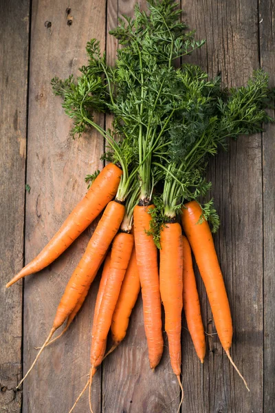 Köy arka planında taze havuçlar. Sağlıklı vejetaryen sebze yemeği.