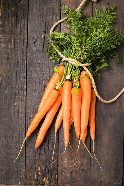 Manojo Zanahorias Frescas Sobre Fondo Rústico Alimento Vegetal Vegano Saludable — Foto de Stock