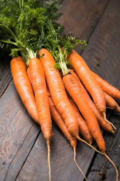 Manojo Zanahorias Frescas Sobre Fondo Rústico Alimento Vegetal Vegano Saludable — Foto de Stock