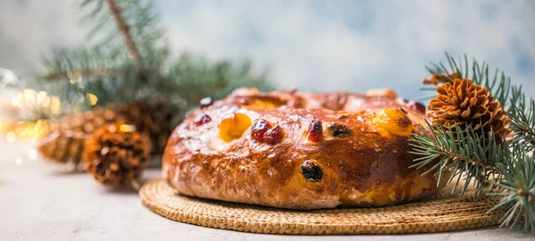 Rosca de Reyes, İspanya 'nın üç kralının pastası tezahürat gününde gri bir kırsal masada yenir.