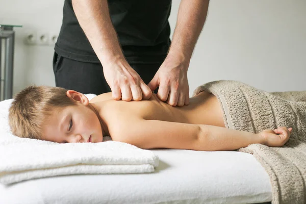 Professional Physiotherapist Treating Kid Clinic Boy Toddler Relaxes Therapeutic Massage — Stock Photo, Image