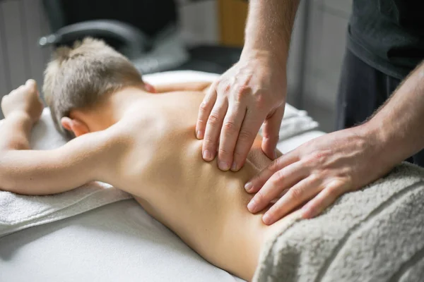 Professional Physiotherapist Treating Kid Clinic Boy Toddler Relaxes Therapeutic Massage — Stock Photo, Image