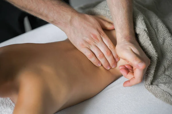 Fisioterapista Professionista Sta Curando Bambino Clinica Ragazzo Bambino Rilassa Massaggio — Foto Stock