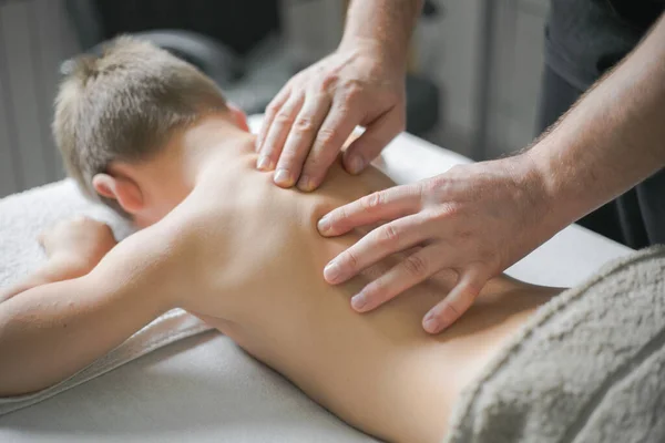 Professional Physiotherapist Treating Kid Clinic Boy Toddler Relaxes Therapeutic Massage — Stock Photo, Image