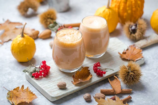 Dyniowe Latte Okularach Jesienny Drink Halloween Lub Święto Dziękczynienia — Zdjęcie stockowe