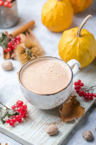 Dyniowe Latte Kubku Jesienny Drink Halloween Lub Święto Dziękczynienia — Zdjęcie stockowe