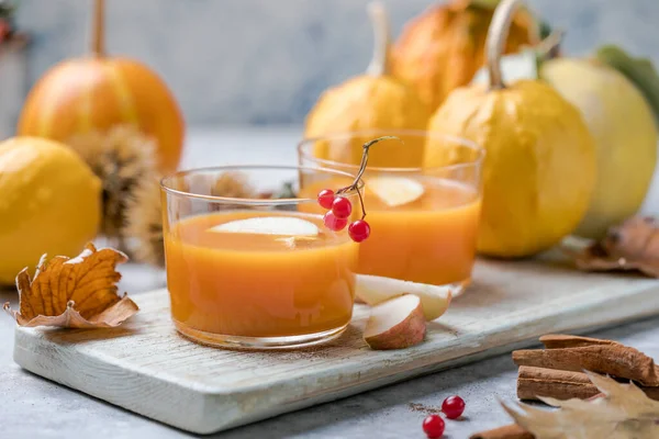 Soco Abóbora Quente Sangria Copo Com Maçã Bebida Halloween Acção — Fotografia de Stock