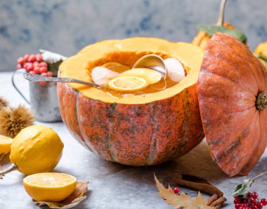 Balkabağı pançı ya da büyük bir balkabağında sangria. Cadılar Bayramı ve Şükran Günü. Geleneksel sonbahar, kış içkileri ve kokteyller