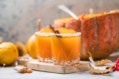 Balkabağı pançı ya da büyük bir balkabağında sangria. Cadılar Bayramı ve Şükran Günü. Geleneksel sonbahar, kış içkileri ve kokteyller