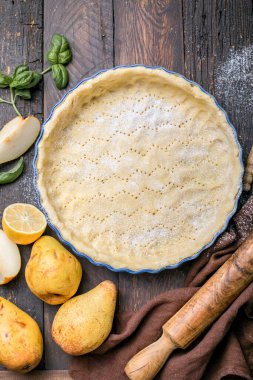 Pişirme konsepti, pasta ve pasta malzemeleri. Mutfak aletleri ve yemek çerçevesi. Turta kabuğu ya da pasta için çiğ tart hamuru. Ev yapımı sağlıklı fırın konsepti.