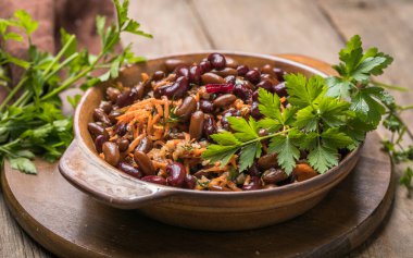 Fasulyeli ev yapımı salata, baharatlı havuç ve fındık.