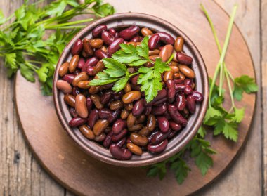 Kavanozda konserve kırmızı ve kahverengi fasulye. Sağlıklı yemek.