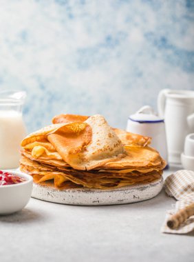 Kahvaltı ya da tatlı için ince krep tarifi (Blini).