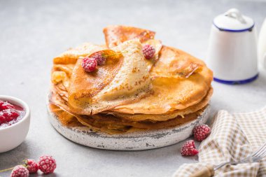 Kahvaltı ya da tatlı için ince krep tarifi (Blini).
