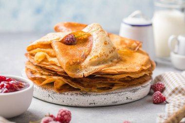 Kahvaltı ya da tatlı için ince krep tarifi (Blini).